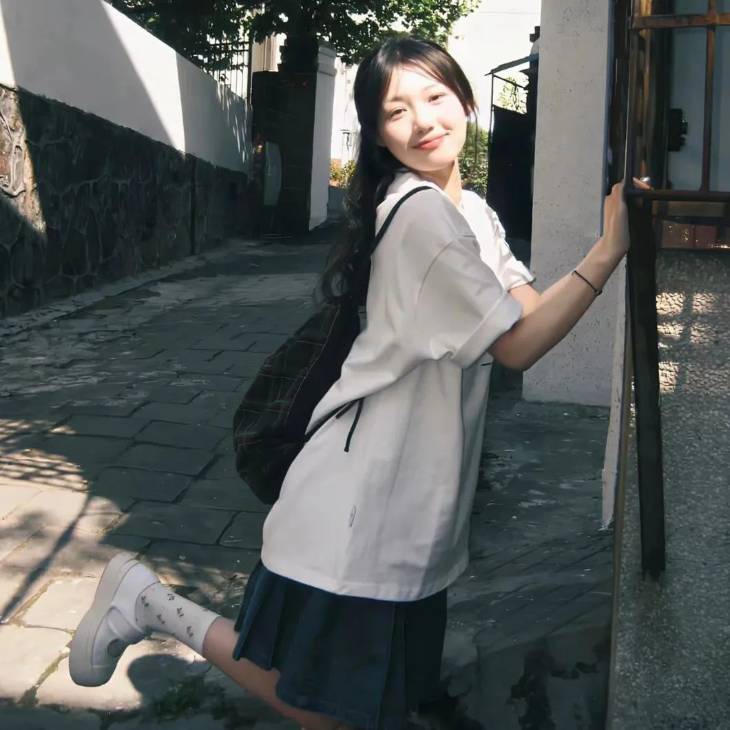 咖啡馆里的女孩